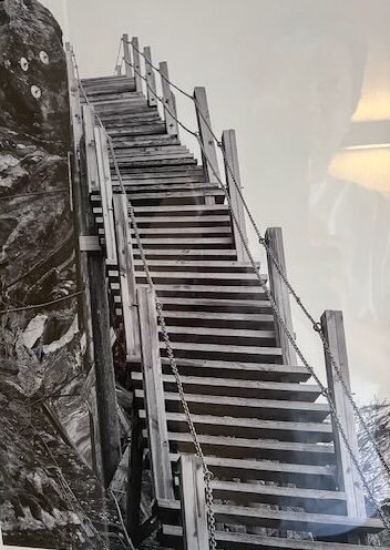 Maisema, jossa portaikko taustalla, symboloi elämää